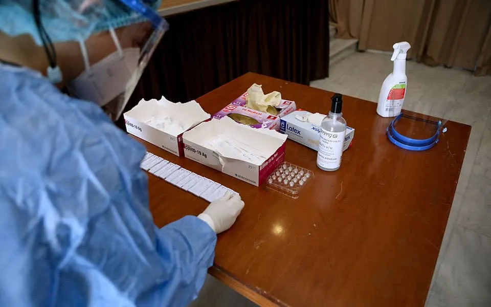 Μόνο με PCR το πιστοποιητικό νόσησης για ανεμβολίαστους - Τι εισηγούνται οι ειδικοί