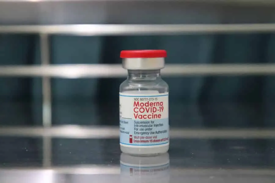 Moderna: Άρχισε τις κλινικές δοκιμές εμβολίου για τη μετάλλαξη Όμικρον