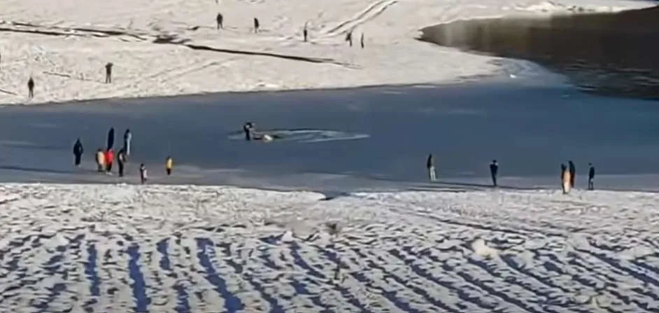 Λίμνη Πλαστήρα: Ο πάγος έσπασε και οι επισκέπτες βρέθηκαν να... κολυμπούν [ΒΙΝΤΕΟ]