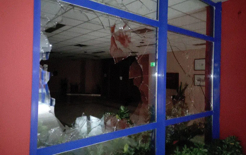 Βανδαλισμοί στο Κτίριο Διοίκησης του ΕΜΠ – Έσπασαν τζάμια, πέταξαν μπογιές [ΕΙΚΟΝΕΣ]
