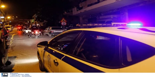 Θεσσαλονίκη: Εκανε διαρρήξεις με κλεμμένο αυτοκίνητο και προσέκρουσε σε σταθμευμένα οχήματα