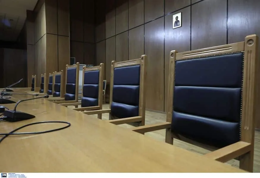 Μουσικός γνωστού ελληνικού συγκροτήματος κατηγορείται για αποπλάνηση 8χρονης - Αναβλήθηκε η δίκη