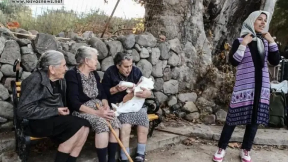 Μυτιλήνη: Πέθανε η γιαγιά της αλληλεγγύης - Η συγκλονιστική φωτογραφία με το προσφυγόπουλο
