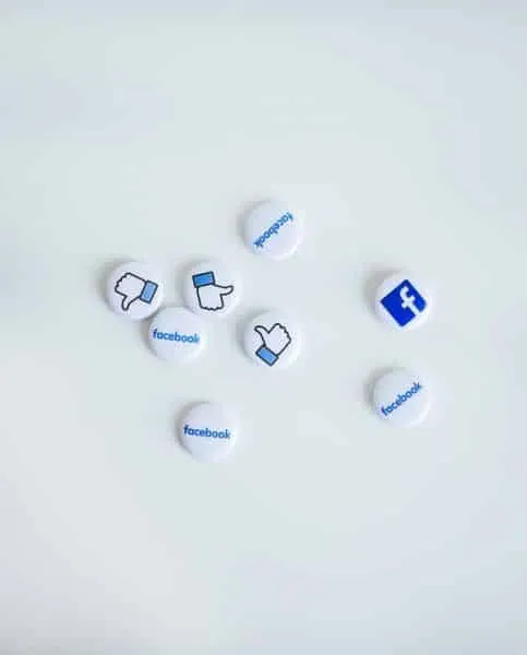 Facebook: Μειώθηκαν για πρώτη φορά οι καθημερινοί χρήστες