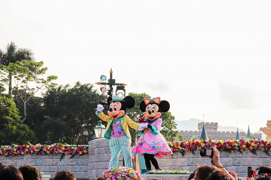Η Disneyland «κλείνει» τα 30 και η Stella McCartney ντύνει για πρώτη φορά με παντελόνι τη Minnie Mouse