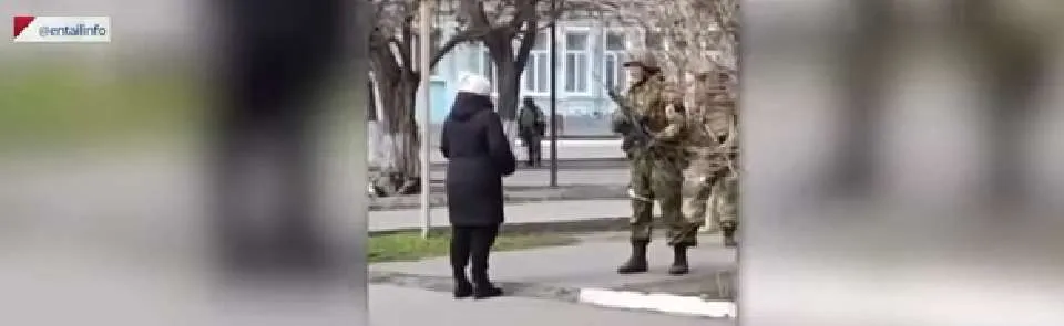 Ουκρανή γιαγιά στέκεται με θάρρος μπροστά σε Ρώσο στρατιώτη: «Tι σκ… ήρθατε να κάνετε στη χώρα μας;»