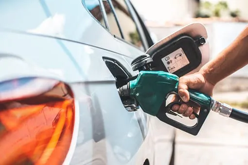 Επίδομα Βενζίνης: Κλείνει για περισσότερους δικαιούχους το Fuel Pass 2