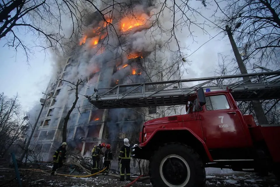 Πόλεμος στην Ουκρανία: Χτυπούν ανελέητα το Κίεβο – Στις φλόγες τρία κτίρια (ΒΙΝΤΕΟ)
