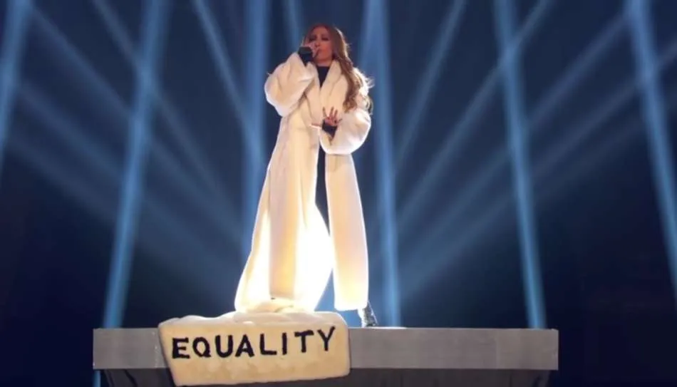 Jennifer Lopez: Η εντυπωσιακή εμφάνιση σε Drag Show - Τραγούδησε για την ισότητα (ΒΙΝΤΕΟ)