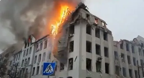 Οι Ρώσοι ισοπεδώνουν το Χάρκοβο - Βομβαρδισμένη όλη η πόλη (ΒΙΝΤΕΟ)