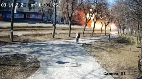 Ουκρανία: Σοκαριστικό βίντεο με πύραυλο να σκάει στο Κίεβο σε περιοχή με άμαχο πληθυσμό