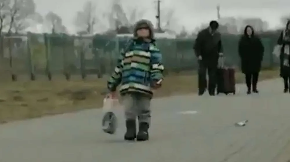 Πόλεμος στην Ουκρανία: Το συγκλονιστικό βίντεο με το αγόρι που περνά μόνο του τα σύνορα με την Πολωνία