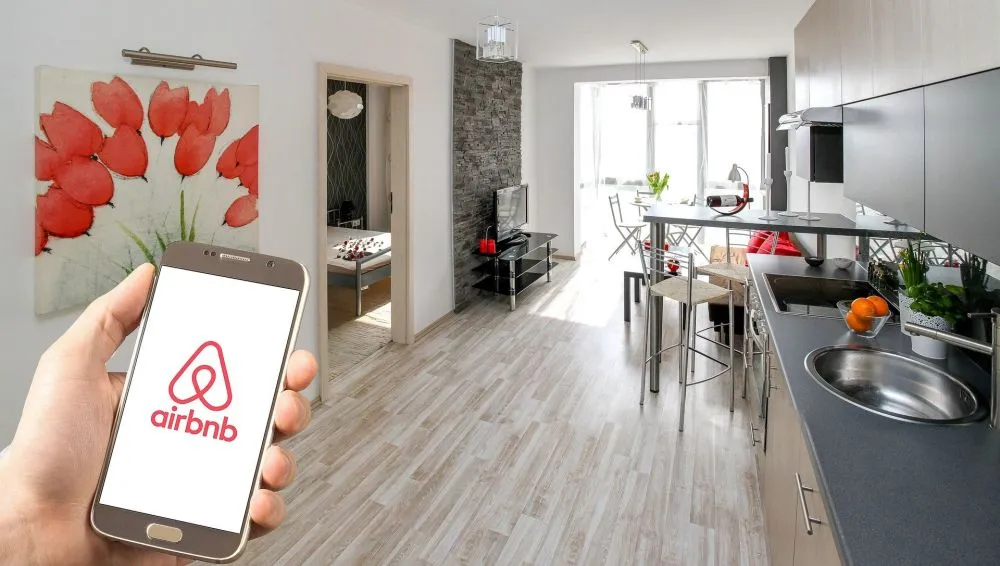 Η Airbnb σταμάτα τις υπηρεσίες της στη Ρωσία και τη Λευκορωσία