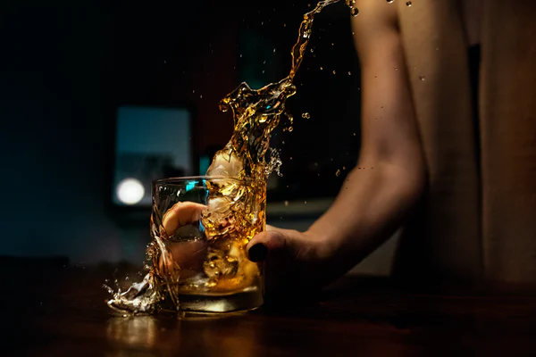 Κορωνοϊός: Ανησυχητική αύξηση των θανάτων από αλκοόλ κατά τη διάρκεια της πανδημίας