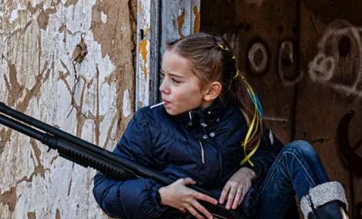 Ουκρανία: Το κορίτσι με το γλειφιτζούρι και το όπλο που έγινε viral