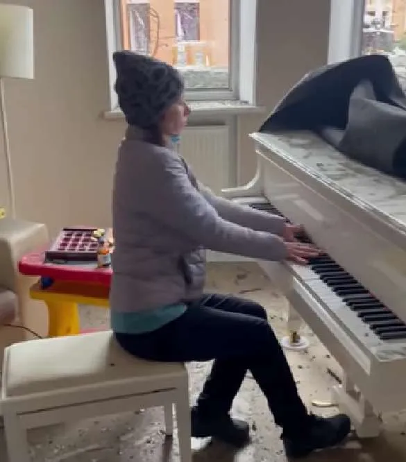 Ουκρανία: Παίζει πιάνο για τελευταία φορά στο βομβαρδισμένο σπίτι της και συγκινεί (ΒΙΝΤΕΟ)
