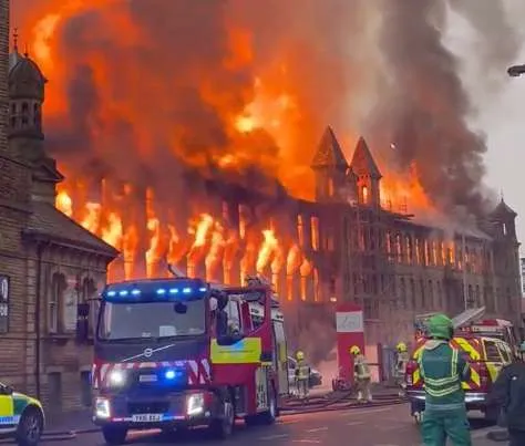 Βρετανία: Στις φλόγες κτίριο που γυρίστηκε το Peaky Blinders και το Downton Abbey