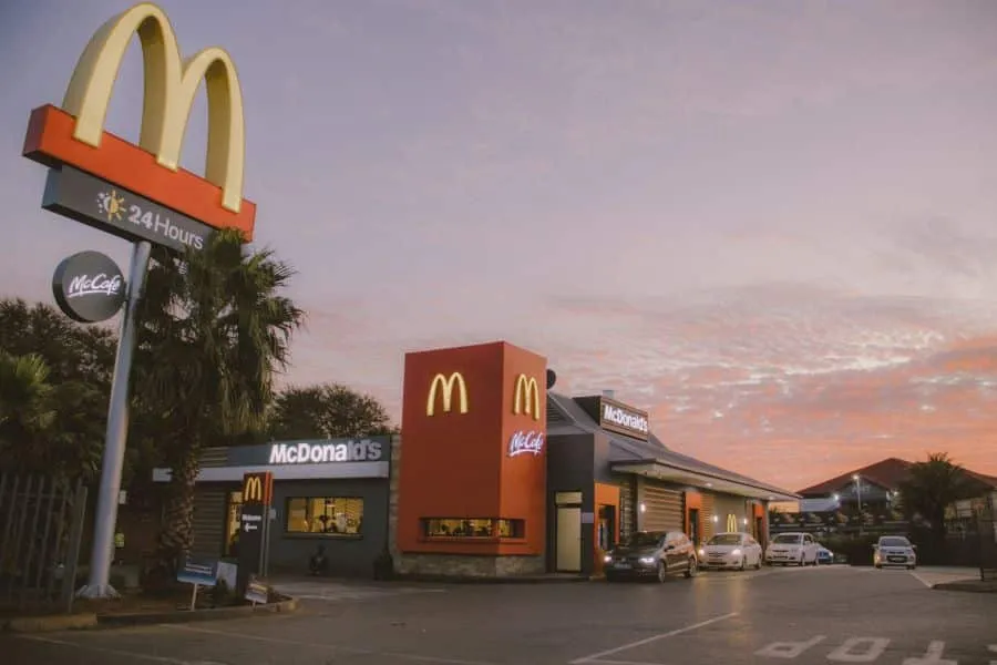 McDonald’s: Πλήγμα για πωλήσεις και έσοδα από την κρίση στη Μέση Ανατολή