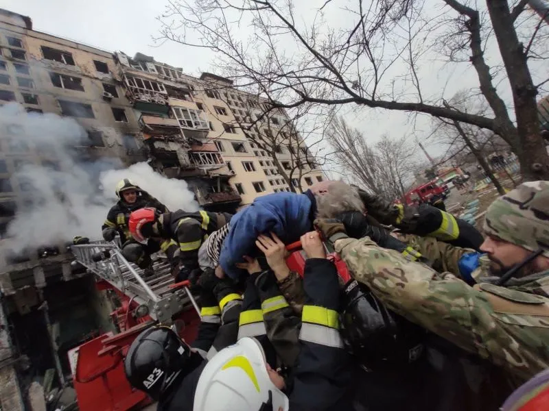 Ουκρανία: Δύο νεκροί και δώδεκα τραυματίες από ρωσικό βομβαρδισμό σε πολυκατοικία στο Κίεβο (ΒΙΝΤΕΟ)