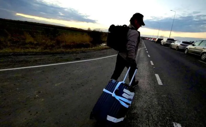 Σον Πεν: Περνάει πεζός τα σύνορα Ουκρανίας - Πολωνίας