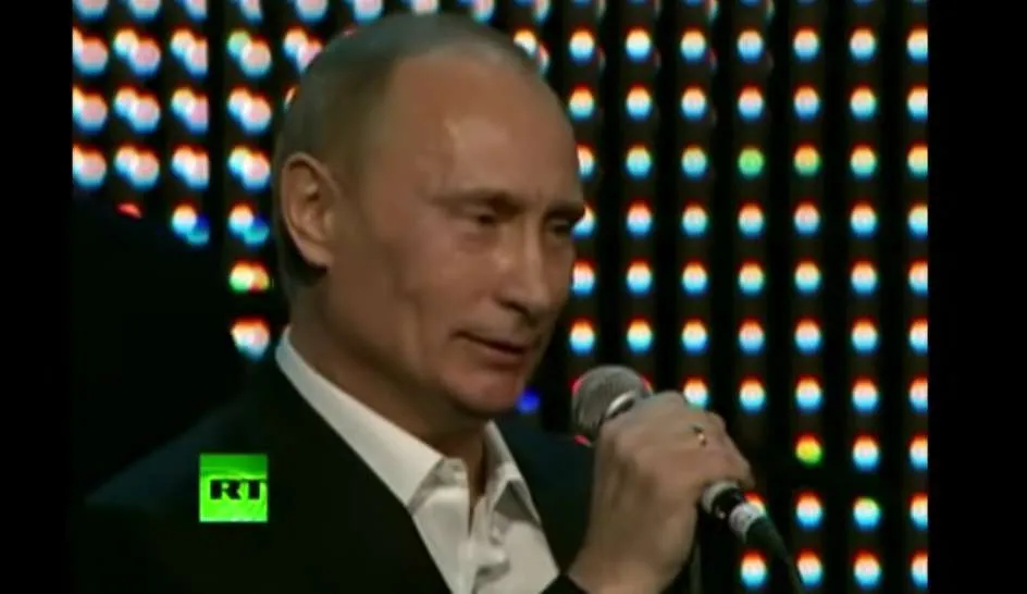 To viral βίντεο που δείχνει τον Πούτιν να τραγουδάει σε φιλανθρωπική συναυλία το 2010