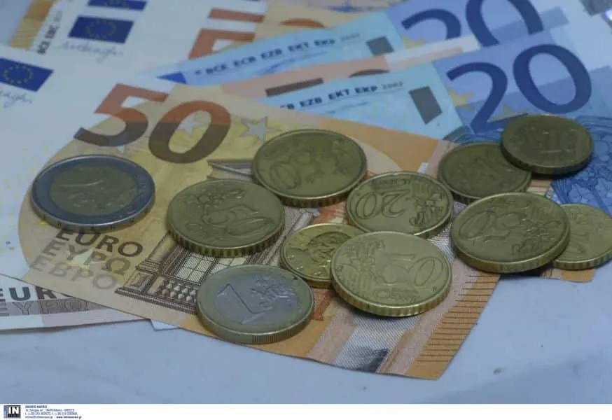 Κατώτατος μισθός: Στον εργαζόμενο επιπλέον 39 ευρώ και 22 στο κράτος