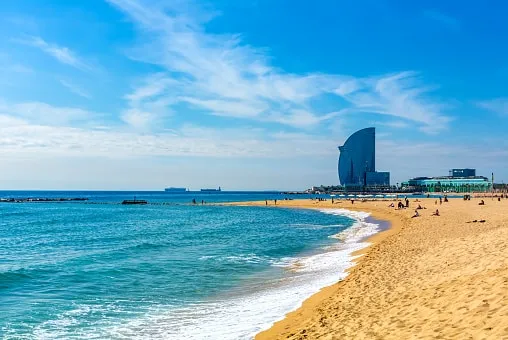 Ισπανία: Τέλος το κάπνισμα στις παραλίες της Βαρκελώνης