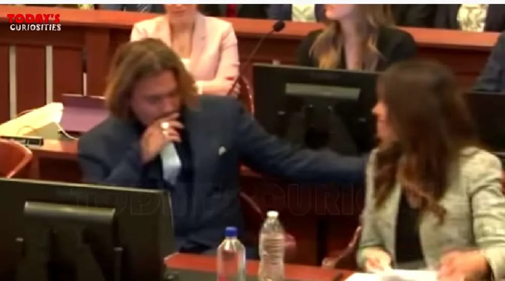 Johnny Depp: Τι συμβαίνει ανάμεσα στον ηθοποιό και τη δικηγόρο του;