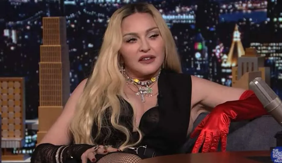 Η Madonna παθαίνει Britney Spears και ποζάρει τόπλες στο Instagram