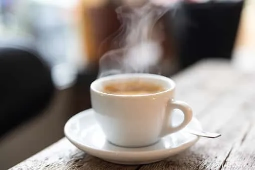 Έρευνα: Αυτοί που πίνουν καφέ κινδυνεύουν λιγότερο από πρόωρο θάνατο