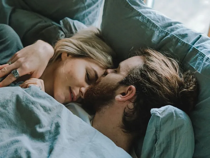 Το να κοιμάσαι σε διαφορετικό κρεβάτι με τον σύντροφό σου (ίσως) να είναι καλύτερο