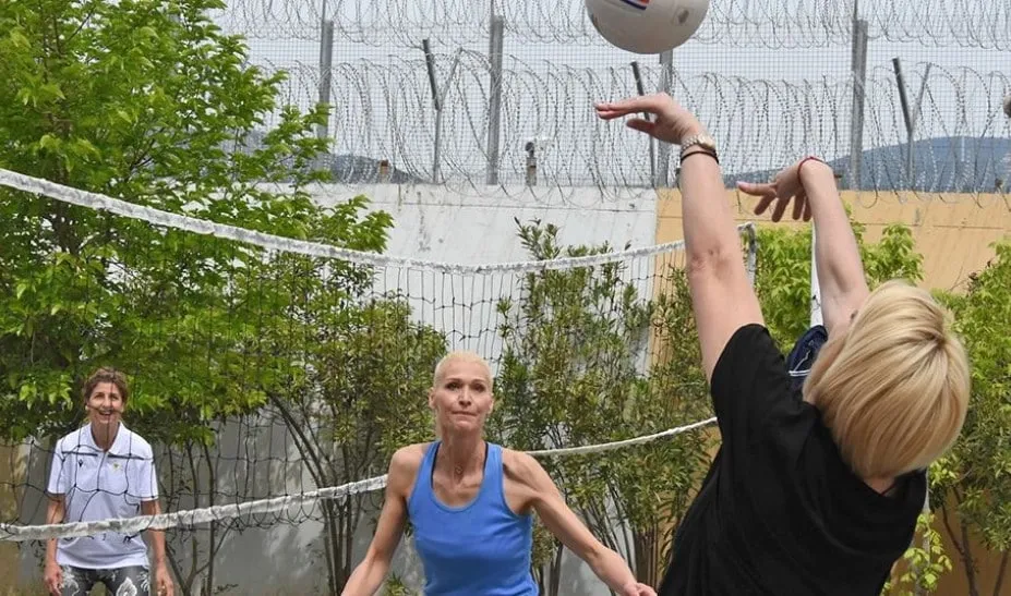 Γυναικείες φυλακές Θήβας: Αγώνας βόλεϊ κρατούμενων με παγκόσμιες πρωταθλήτριες