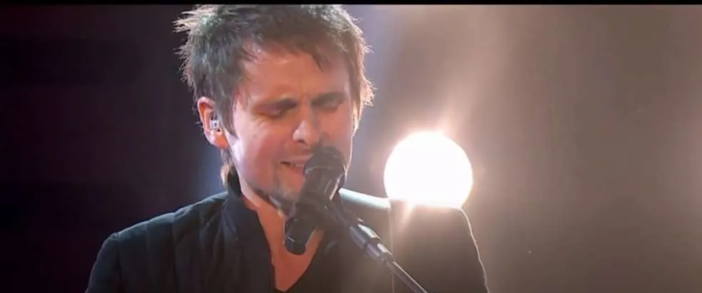Muse: Ο frontman του συγκροτήματος πήγε ακάλεστος σε ελληνικό γάμο μετά τη συναυλία