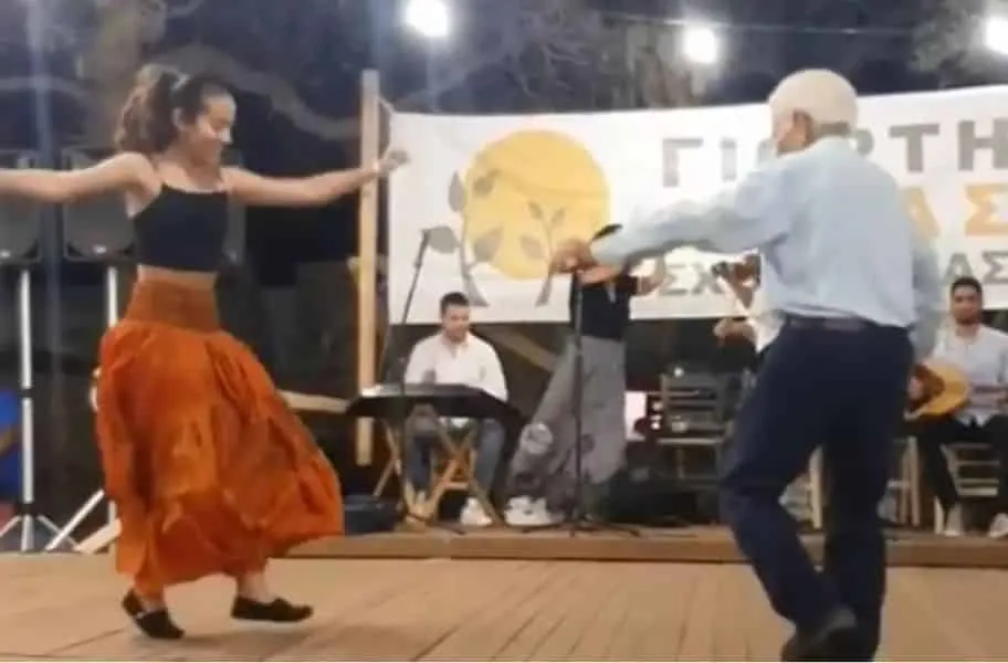 Σχοινούσα: 89χρονος χορεύει μαζί με την εγγονή του και γίνεται viral