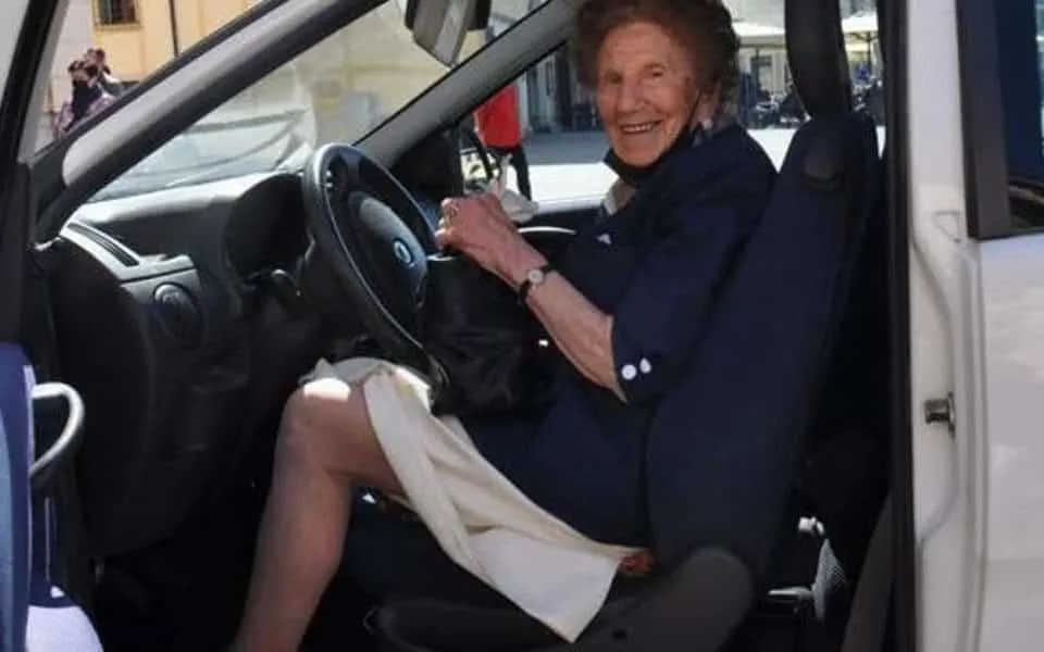 Ιταλία: Γυναίκα 100 ετών ανανέωσε την άδεια οδήγησής της για δύο χρόνια