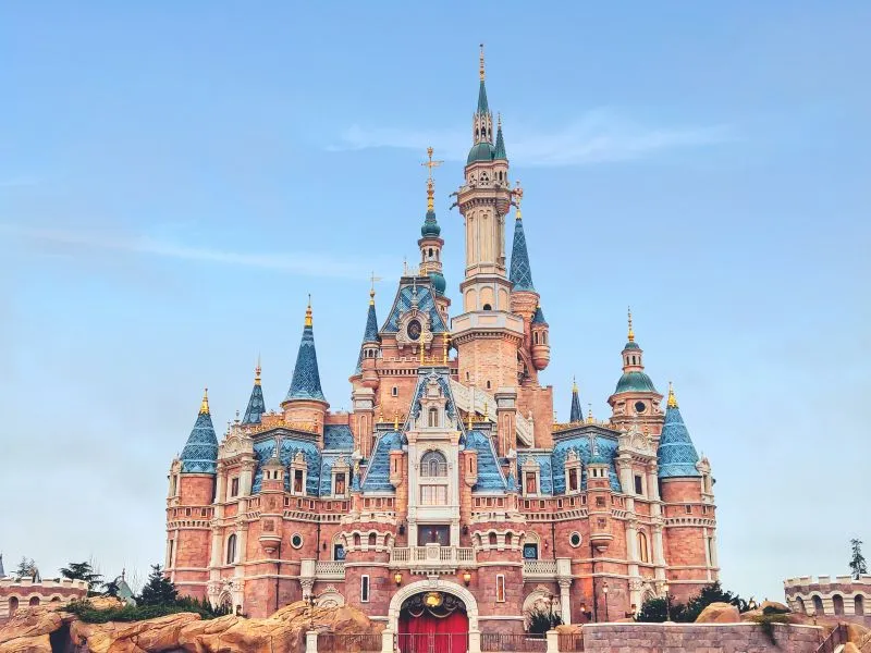 Disneyland: Τώρα μπορείς να τις γυρίσεις όλες με ιδιωτικό τζετ δίνοντας 110.000 δολάρια