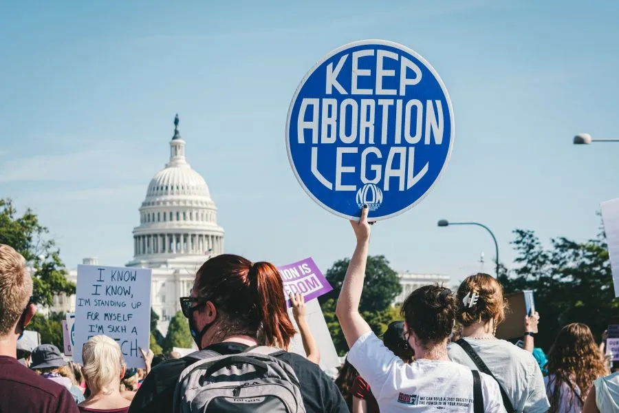 Σταρς αντιδρούν μέσα από τα social media στην απόφαση του Ανώτατου Δικαστηρίου να καταργήσει το δικαίωμα στην άμβλωση