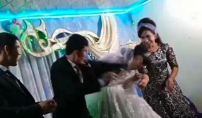 Ουζμπεκιστάν: Γαμπρός χτυπά τη νύφη στο κεφάλι - Δεν θα πιστέψετε για ποιον λόγο (Βίντεο)