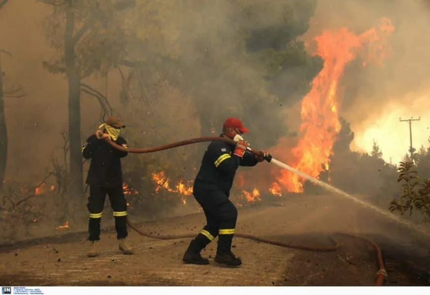 Εύβοια: Μεγάλη φωτιά τώρα στο Αλιβέρι - Έκλεισε ο δρόμος