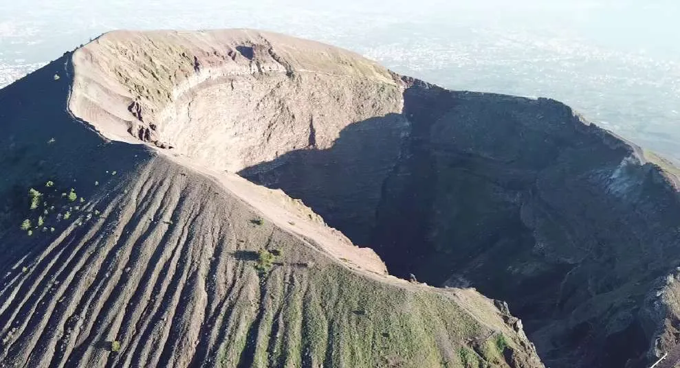 Τουρίστας έπεσε στον κρατήρα του Βεζούβιου ενώ έβγαζε σέλφι
