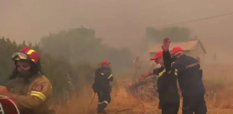 Φωτιά στη Λέσβο: Συνεχίζεται η μάχη για να ανακτηθεί ο έλεγχος της πυρκαγιάς στο νησί
