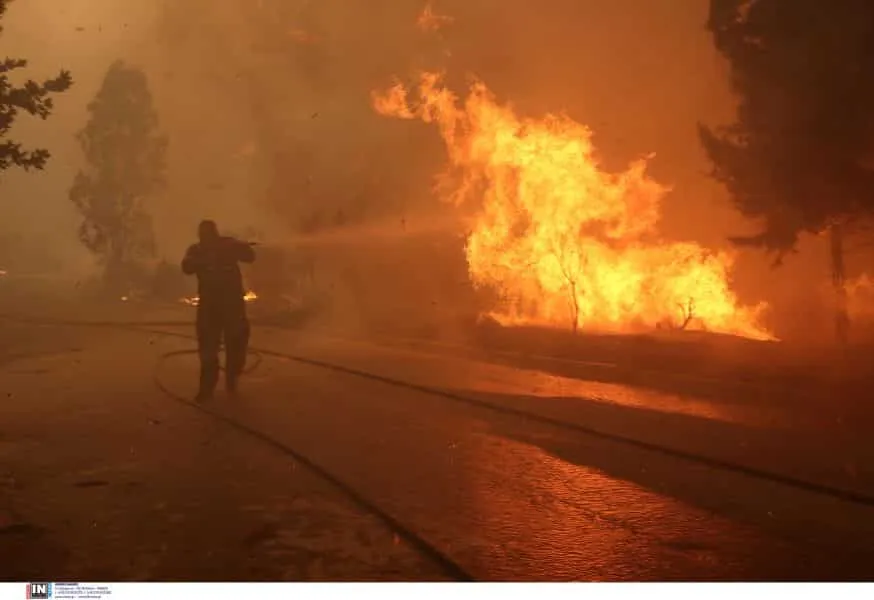 Πύρινη κόλαση στην Πεντέλη: Εκκενώθηκαν περιοχές και το νοσοκομείο Παίδων - Καίγονται σπίτια