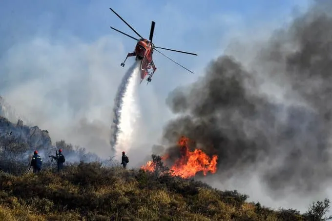 Φωτιά στη Σάμο: Συνεχίζεται η μάχη με τις φλόγες - Καίγεται το Παλαιοχώρι