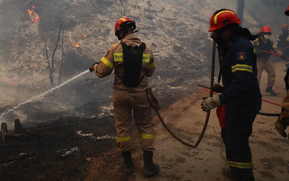 Σε εξέλιξη η φωτιά στην περιοχή Κορακιά Κρανιδίου - Άμφισσα: Ολονύχτια μάχη με τις φλόγες