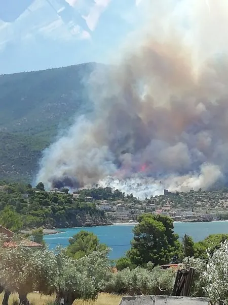 Μπαράζ πυρκαγιών σε Πόρτο Γερμενό, Άραξο και Κόρινθο - Μάχη με τις φλόγες (ΒΙΝΤΕΟ)