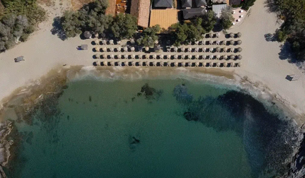Παραλία Κούνδουρος: Δείτε από ψηλά τον όμορφο κόλπο με τους ανεμόμυλους (ΒΙΝΤΕΟ)