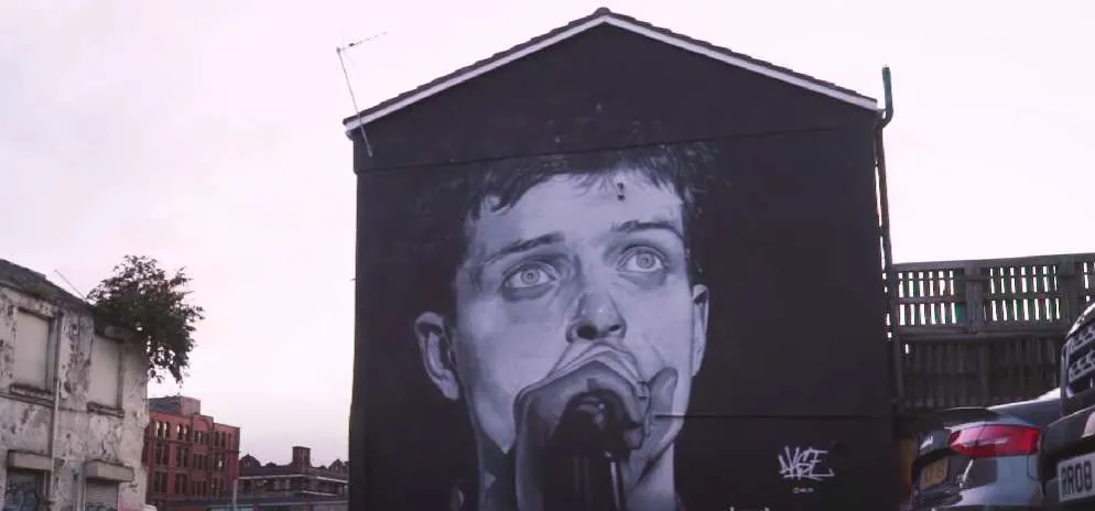 Γκράφιτι του Ίαν Κέρτις των Joy Division στο Μάντσεστερ καλύφθηκε από διαφήμιση