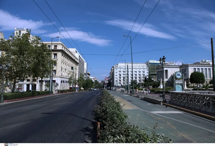 Άδεια πόλη η Αθήνα τον Δεκαπενταύγουστο - «Κανείς» στους δρόμους και τις πλατείες