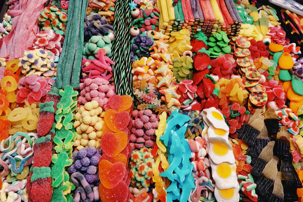 Candy Funhouse: Αναζητά εργαζόμενο που θα δοκιμάζει γλυκά με μισθό 78.000 τον χρόνο