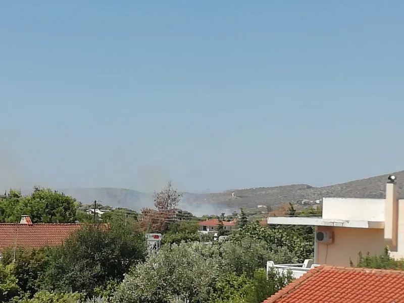 Φωτιά τώρα στην Αγία Μαρίνα Κορωπίου καίει δίπλα σε οικισμούς